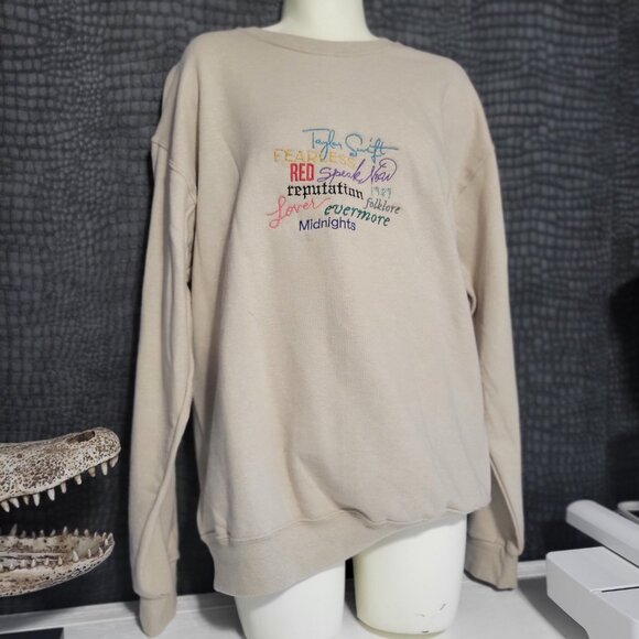 TAYLOR SWIFT ALBUM TITLE EMBROIDERED SWEATER (FRUIT OF LOOM UNISEX MED) - GUC - Picture 3 of 6